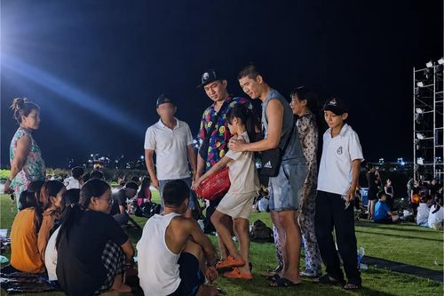Những đứa trẻ mưu sinh giữa phố đêm