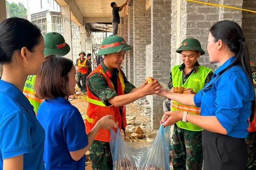 Chủ tịch UBND tỉnh Lê Hải Hòa biểu dương mô hình huy động sức mạnh toàn dân hỗ trợ thi công trường nội trú liên cấp tại Phục Hòa