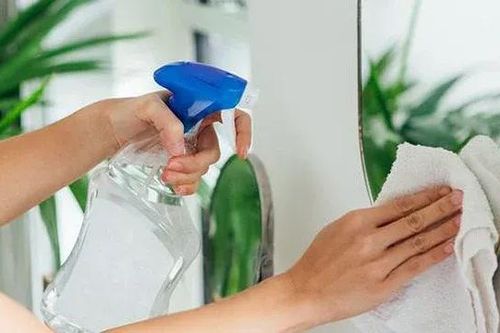 Lau gương mãi vẫn đầy vệt mờ? Có thể bạn đang mắc 7 sai lầm này