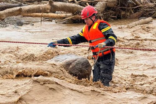 Cán bộ, chiến sĩ dầm mình trong mưa lũ ứng cứu người dân ở Lai Châu