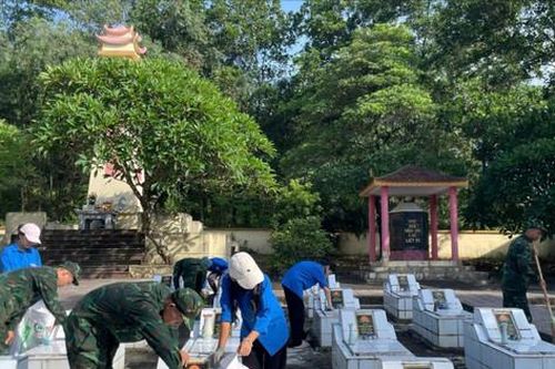 Xã Trung Giã ra quân chỉnh trang các nghĩa trang liệt sĩ