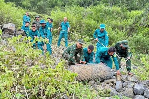 Bom 350kg còn nguyên kíp nổ lộ ra khi đào móng nhà