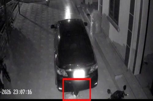 Nửa đêm phóng hỏa đốt xe ô tô của hàng xóm