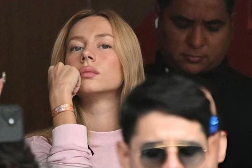 Bạn gái Mbappe gây sốt trên khán đài VIP