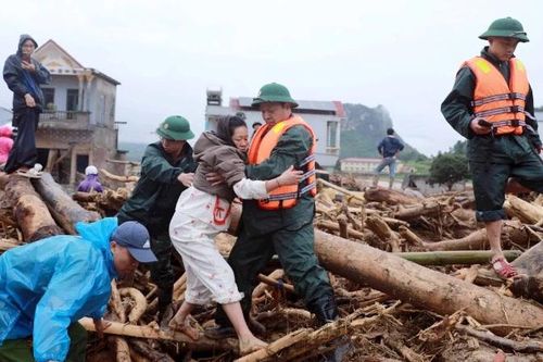 Quyết liệt bảo vệ tính mạng, tài sản của nhân dân giữa dòng lũ