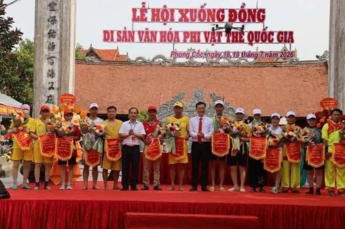 Đặc sắc ngày hội xuống đồng trên đảo Hà Nam