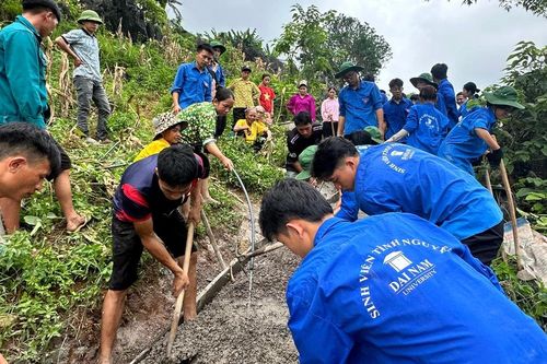 Tuổi trẻ Trung ương Đoàn chào cờ 'Tôi yêu Tổ quốc tôi', trao nguồn lực xã biên giới