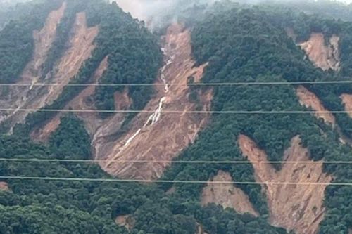 Cảnh tượng đáng sợ xuất hiện trên những quả đồi sau lũ lịch sử