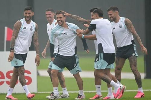 Giông bão đảo lộn công tác chuẩn bị của Tây Ban Nha và Argentina trước trận chung kết