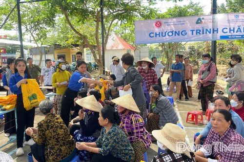 Hơn 1 tỷ đồng thực hiện chương trình khám sàng lọc và trao quà cho người dân có hoàn cảnh khó khăn tại xã Mỹ An Hưng