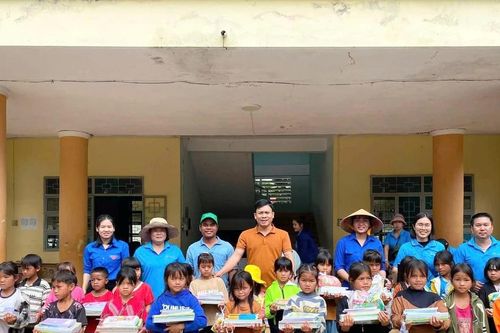 Trao hơn 500 suất quà cho học sinh và người dân có hoàn cảnh khó khăn xã Đak Sơmei
