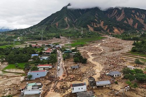 Mường Than tan hoang sau lũ quét, khẩn trương dựng nhà tạm cho dân