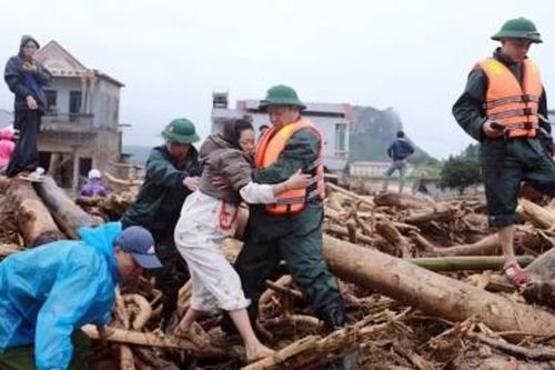 Quyết liệt bảo vệ tính mạng, tài sản của nhân dân giữa dòng lũ