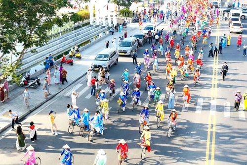 Hơn 2.000 áo dài rực rỡ khoe sắc bên bờ vịnh Nha Trang