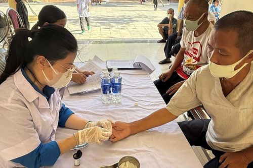 Chăm lo sức khỏe cho hơn 500 người có hoàn cảnh đặc biệt