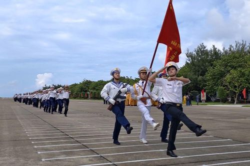Thiêng liêng lễ chào cờ trên đảo Trường Sa