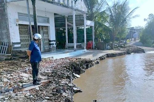 Liên tục xảy ra sạt lở đất ven sông Cà Mau