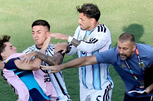 Cầu thủ Argentina lao vào ẩu đả sau trận chung kết World Cup