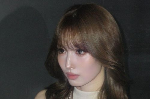 Momo (TWICE) khoe nhan sắc quyến rũ