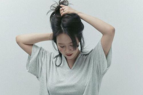 Song Ji Hyo gây sốt với bộ ảnh mới, U50 vẫn trẻ trung nhờ phong cách táo bạo