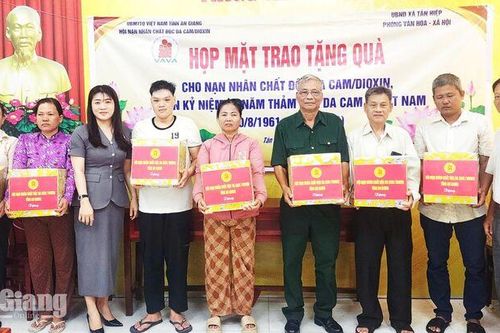 Trao 31 phần quà cho nạn nhân chất độc da cam ở xã Tân Hiệp