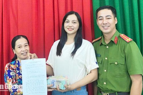 Nữ giáo viên nhặt hơn 50 triệu đồng, trao trả người đánh rơi