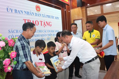 Xã Phước Sơn tặng sách giáo khoa cho học sinh khó khăn