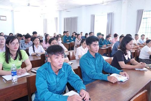 Bồi dưỡng nhận thức về Đảng cho 74 quần chúng ưu tú khu vực Vạn Ninh