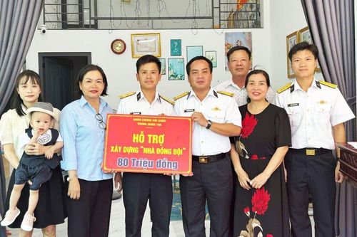 Trung đoàn 196 Hải quân bàn giao kinh phí hỗ trợ xây dựng Nhà đồng đội