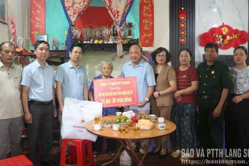 Trao kinh phí hỗ trợ xây nhà cho gia đình thân nhân liệt sĩ tại phường Lương Văn Tri