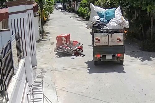 Ra khỏi ngõ không quan sát, xe máy lĩnh trọn cú tông của xe tải