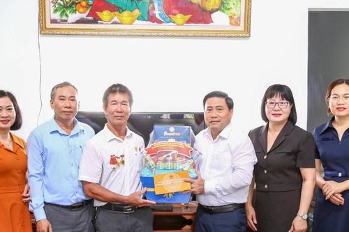 Khánh Hòa: Chủ tịch HĐND tỉnh Lâm Đông thăm, tặng quà thương binh tiêu biểu tại phường Nam Nha Trang