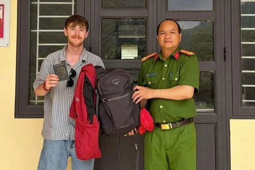 Du khách Anh viết thư cảm ơn sau khi được chiếc ba lô thất lạc
