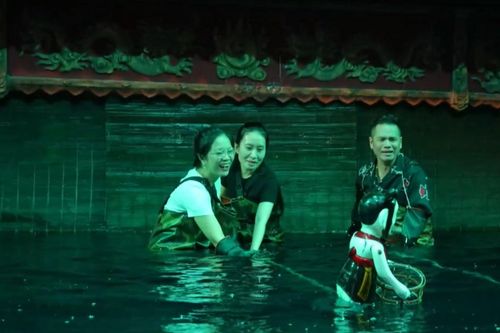 Bí mật sau tấm mành thủy đình