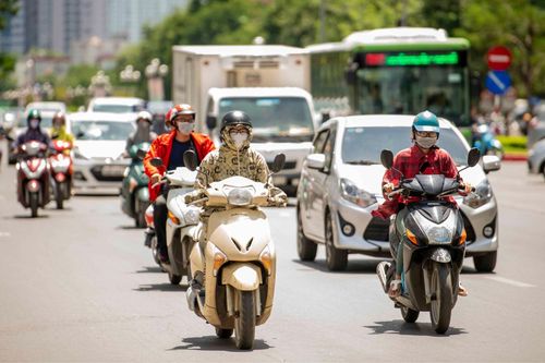 Hà Nội trời oi nóng, đề phòng mưa dông bất chợt