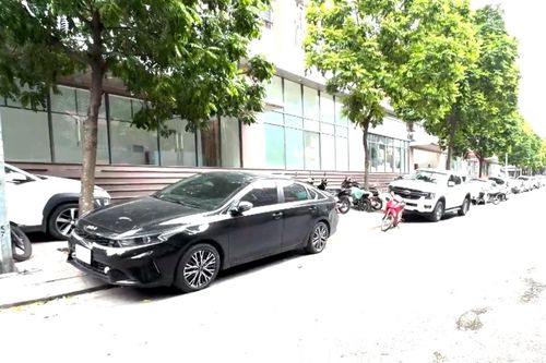 Bất cập dừng đỗ ô tô trước tòa C1 Thành Công