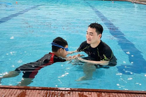 Biết bơi chưa đủ, trẻ cần kỹ năng tự cứu dưới nước
