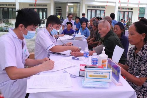 Bệnh viện Y học cổ truyền tỉnh khám, cấp thuốc miễn phí cho 450 người dân xã Minh Khai và Kim Đồng