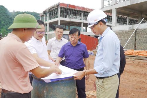 Phó Chủ tịch HĐND tỉnh Lã Hoài Nam kiểm tra tiến độ xây dựng trường nội trú liên cấp xã Tổng Cọt