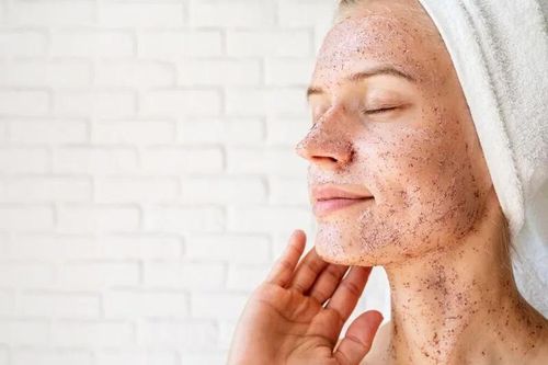 Rửa mặt hay tẩy tế bào chết trước? Nhiều người vẫn làm sai khiến da dễ kích ứng