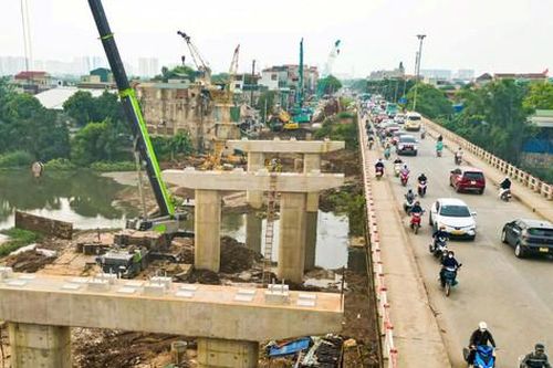 Nhộn nhịp công trường xây dựng cầu Mai Lĩnh mới trên Quốc lộ 6