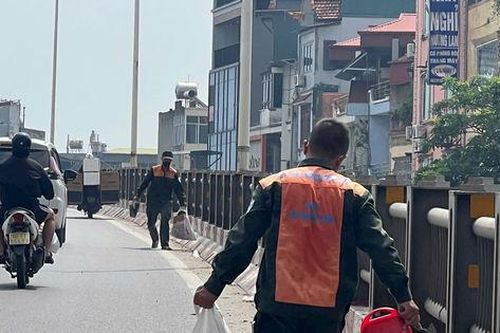 Giữ an toàn giao thông trên những cây cầu trong mùa mưa bão