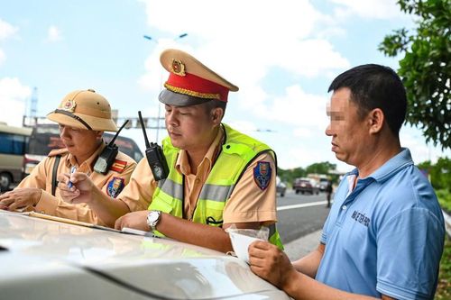 Đi cao tốc nhưng làm điều này, tài xế xe tải và xe khách bị phạt đến 6 triệu đồng