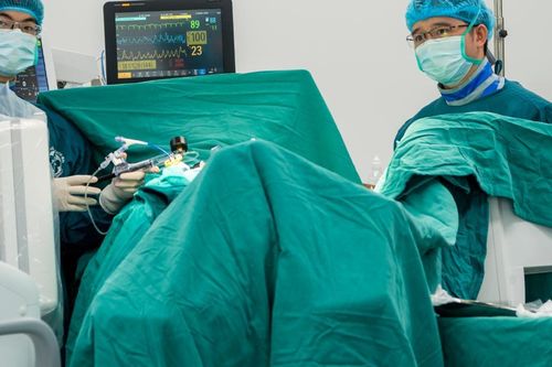 Đừng để người cao tuổi phải sống chung với những cơn đau lưng vì xẹp đốt sống