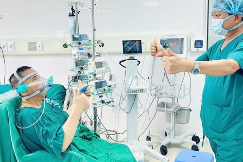 Mang bình oxy đi từ Nam ra Bắc tìm sự sống, người đàn ông 59 tuổi được hồi sinh từ nghĩa cử của cô gái 22 tuổi