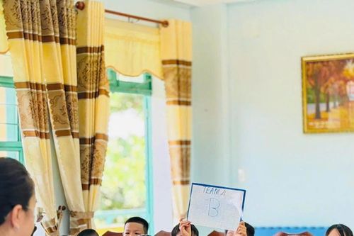Lớp học tiếng Anh của những 'gia sư áo xanh'