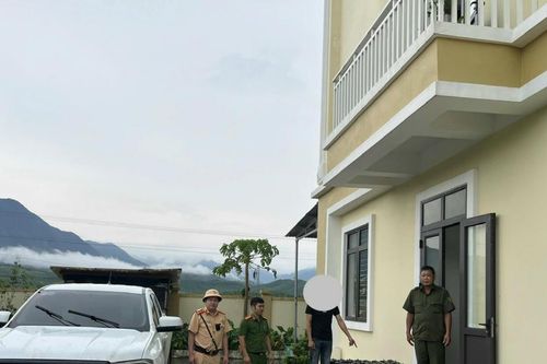 Quảng Ninh: Bắt giữ xe ô tô chở 148 bình nghi chứa 'khí cười' không rõ nguồn gốc