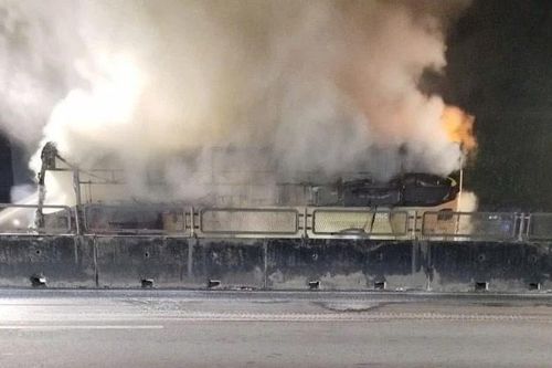 Xe khách đâm vào dải taluy, bốc cháy khiến 7 người chết tại Đồng Nai