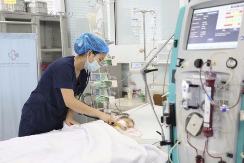 Cứu sống bé trai 15 tháng tuổi bị ong vò vẽ đốt 60 nốt trên cơ thể
