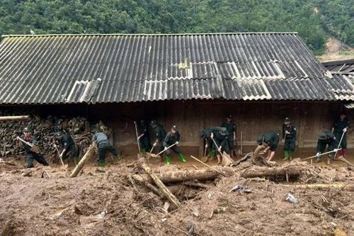 Lũ lụt tại Sơn La: Ở nơi gian khó, có màu áo Cảnh sát cơ động